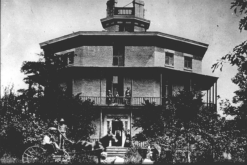 Illustration for article titled When Vegetarians Tried To Build A Utopia of Octagonal Houses in Kansas